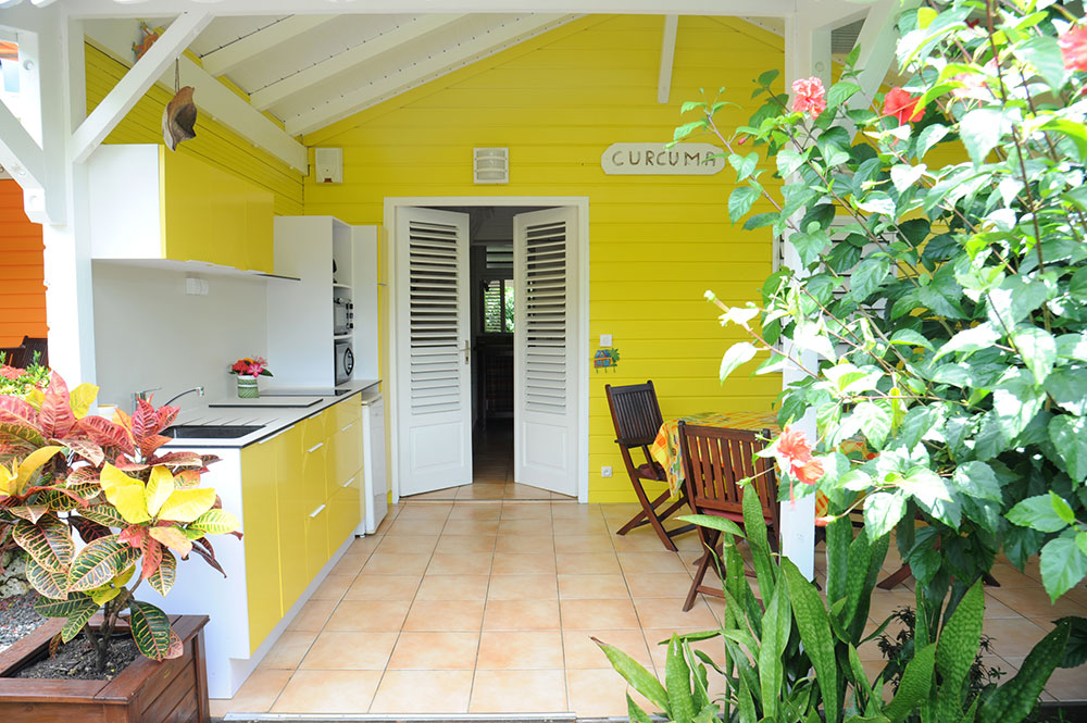 Terrasse du bungalow Curcuma au gîte Les 3 épices en Guadeloupe.