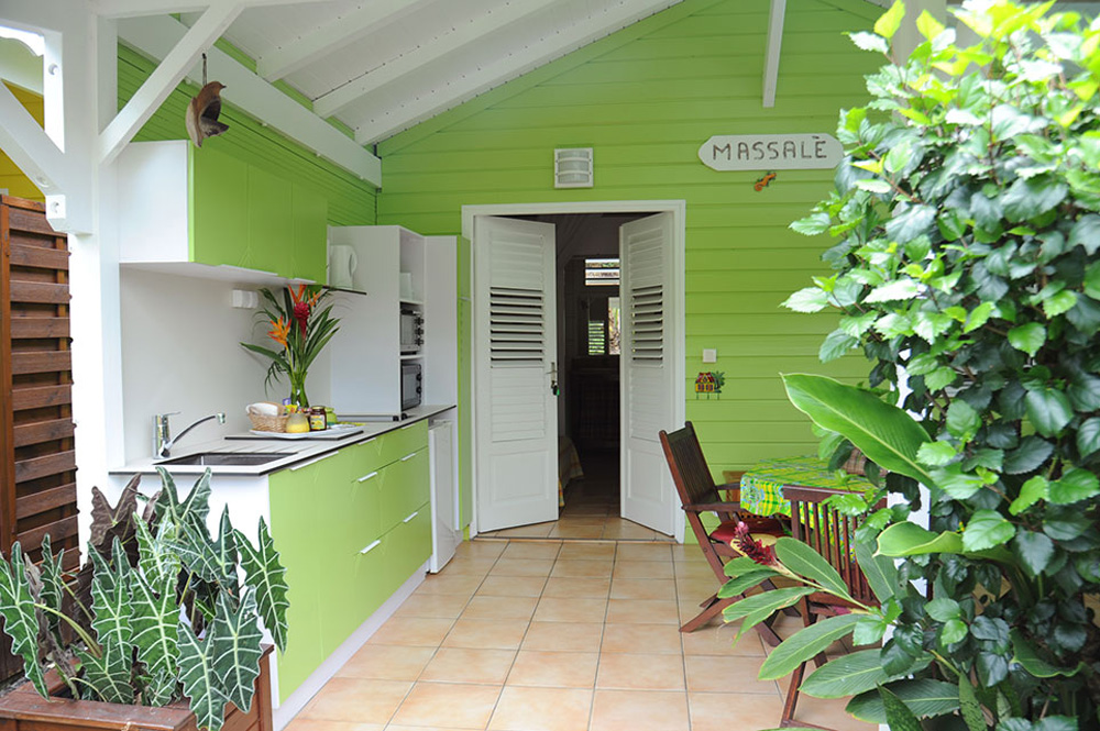 La terrasse du bungalow Massale au gîte des 3 épices en Guadeloupe.